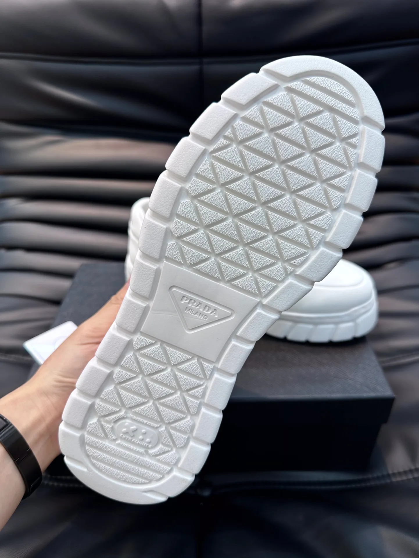 Men's shoes 💰p400 "Men's shoes 💰pRAD*" Men's shoes 💰prad* high-end men's thick-soled casual sports shoes, the details are perfectly replica of the original version, made of imported matte cowhide, full of texture, full calfskin lining, breathable and comfortable, men's shoes 💰p's classic black and white enamel metal logo decoration, all interpreting the brand style Genuine leather tongue Men's shoes on the tongue and heel 💰pRADA letter badges are embellished to show the brand style. Lightweight concave and convex pattern rubber outsole. Lightweight and increased by about 4CM. Excellent foot feel. Comfortable and breathable. Comes with original packaging. Size: 38-44